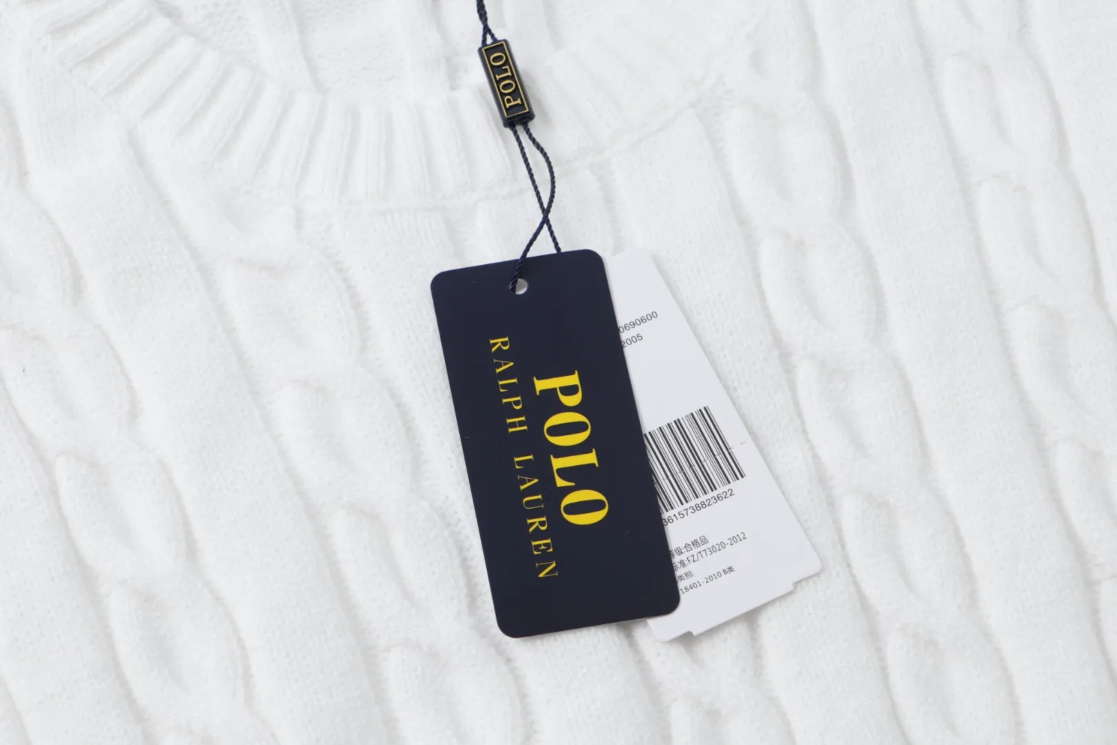 P210 [Ralph Lauren round neck solid color pony embroidery logo twist knitted sweater] ✅Ralph Lauren classic basic versatile knitted pullover crew neck sweater for men and women ✅Main supplier platform live broadcast Wholesale entity Replenish when out of stock will not be removed from the shelves ✅ZP quality 1:1 pattern making Scan the code to enter the GF website Counter quality ✅Detailed quality is the only one in Guangzhou Imported quality cotton yarn Focus on high-end cost-effective Good quality Needless to say ✅The version is restored to the original version. The maximum size can be worn up to 1105 pounds. Loose, comfortable and stress-free. ✅The upper body is simple and easy to match. A must-have for ootd. Good-looking clothes are never picky. A must-have in couples’ wardrobes. Size: S-XL. Color: black, white, gray, royal blue, pink, sky blue, khaki.